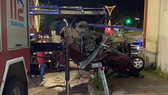 Otomobil, çarptığı bariyerde asılı kaldı: 2 ölü