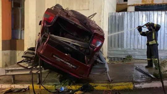 Otomobil, çarptığı bariyerde asılı kaldı: 2 ölü