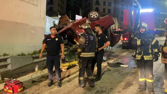 Otomobil, çarptığı bariyerde asılı kaldı: 2 ölü