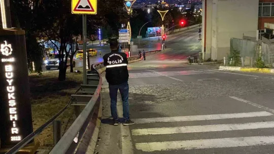 Otomobil, çarptığı bariyerde asılı kaldı: 2 ölü