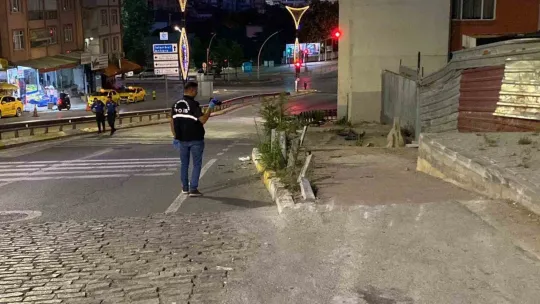 Otomobil, çarptığı bariyerde asılı kaldı: 2 ölü