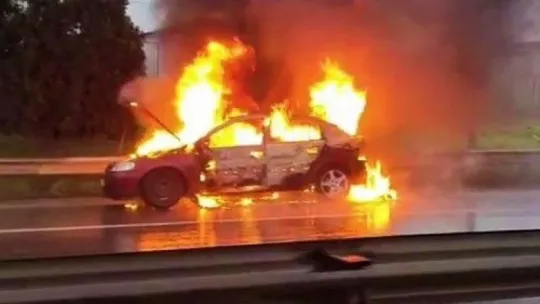 Otomobil cayır cayır yandı!