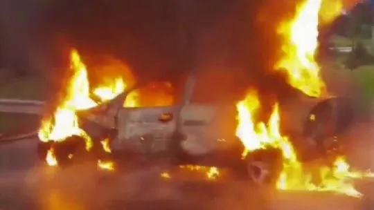 Otomobil cayır cayır yandı!