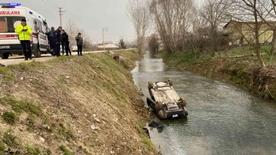 Otomobil dereye uçtu, Araç kendi gitti dedi
