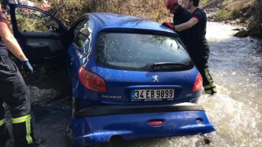 Otomobil dereye uçtu: 2 yaralı