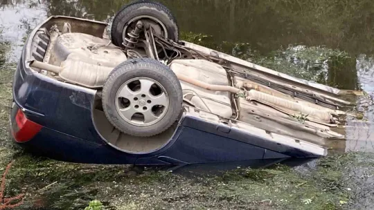 Otomobil dereye uçtu: Şantiye çalışanı kadını boğulmaktan kurtardı