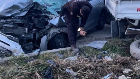 Duble yolda park halindeki kamyonete çarptı