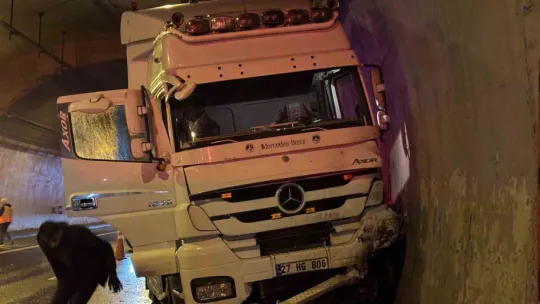 Otomobil, duvarla tır arasında sıkıştı: TEM'de ulaşım aksadı