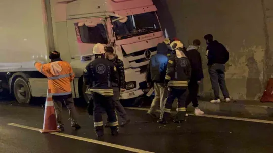 Otomobil, duvarla tır arasında sıkıştı: TEM'de ulaşım aksadı