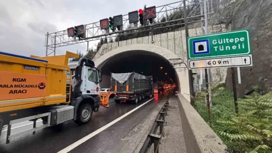 Otomobil, duvarla tır arasında sıkıştı: TEM'de ulaşım aksadı