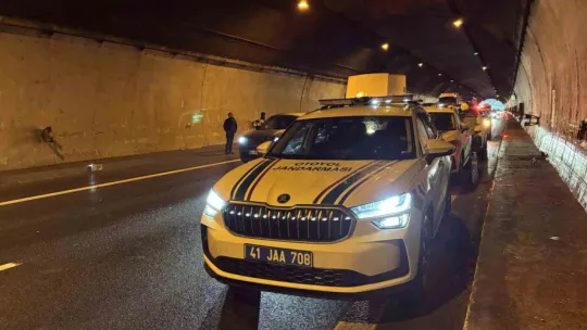 Otomobil, duvarla tır arasında sıkıştı: TEM'de ulaşım aksadı