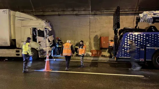 Otomobil, duvarla tır arasında sıkıştı: TEM'de ulaşım aksadı