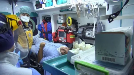 Otomobil hafif ticari araçla çarpıştı: 2 yaralı