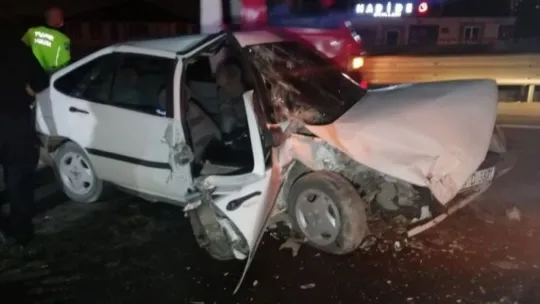 Otomobil hafif ticari araçla çarpıştı: 2 yaralı