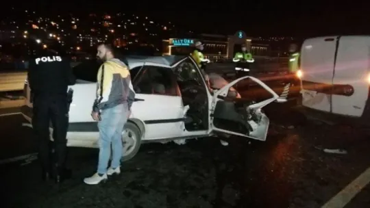 Otomobil hafif ticari araçla çarpıştı: 2 yaralı