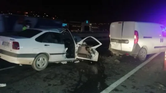 Otomobil hafif ticari araçla çarpıştı: 2 yaralı