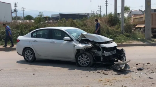 Otomobil, hafriyat kamyonuna çarptı: 1 yaralı