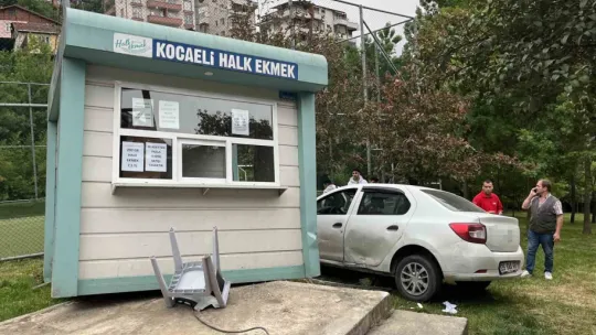 Otomobil halk ekmek büfesine çarptı: 2 yaralı