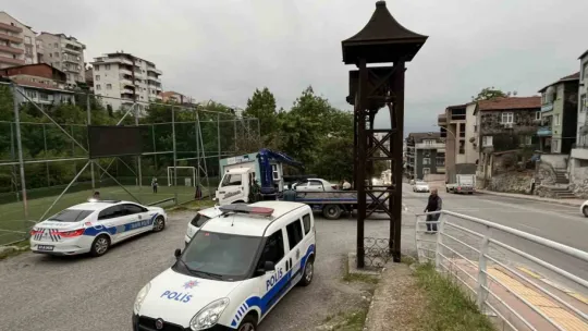 Otomobil halk ekmek büfesine çarptı: 2 yaralı