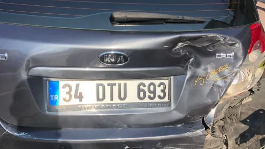 Otomobil ile çarpışan hafif ticari araç devrildi: 1 yaralı