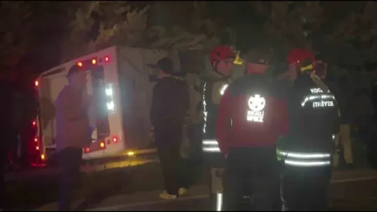 Otomobil ile çarpışan işçi servisi devrildi: 8 yaralı