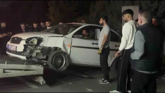 Otomobil ile çarpışan işçi servisi devrildi: 8 yaralı