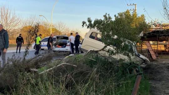 Otomobil ile çarpıştı evin bahçesine girdi: Yaralı var