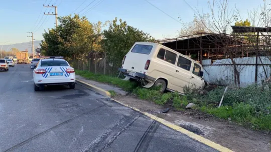Otomobil ile çarpıştı evin bahçesine girdi: Yaralı var