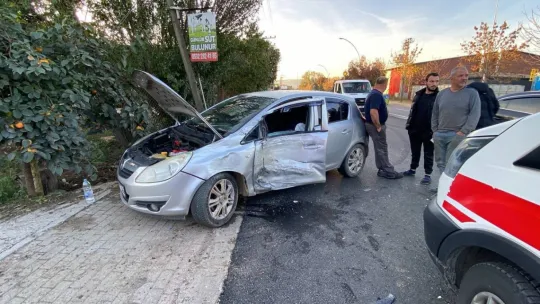 Otomobil ile çarpıştı evin bahçesine girdi: Yaralı var