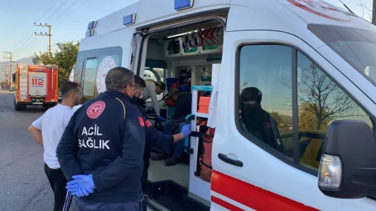 Otomobil ile çarpıştı evin bahçesine girdi: Yaralı var