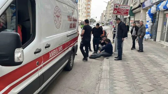 Otomobil ile çarpışan motokurye yaralandı