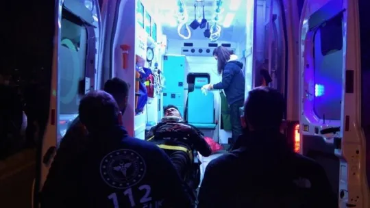 Otomobil ile çarpışan motosikletten yola savruldular: 1'i ağır 2 yaralı