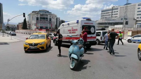 Otomobil ile çarpışan sürücü yaralandı