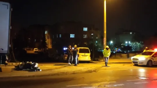 Otomobil ile motosiklet çarpıştı!