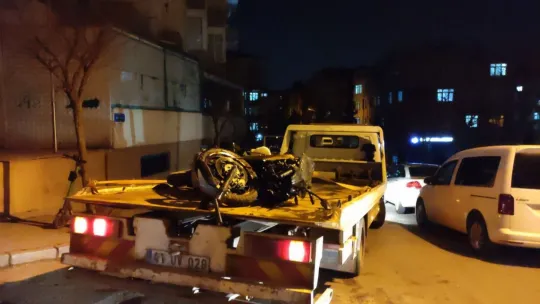 Otomobil ile motosiklet çarpıştı!