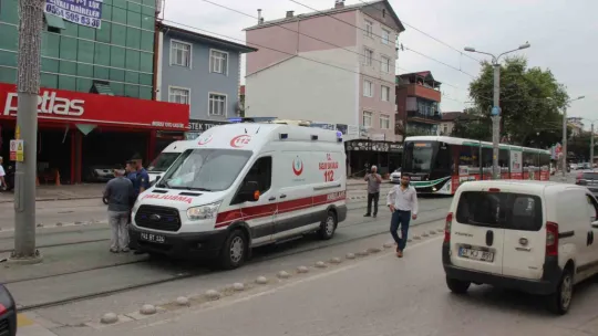 Çarpmanın etkisiyle yola savruldu