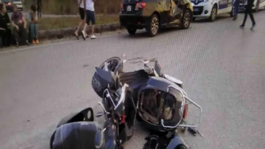 Otomobil ile çarpışan motosiklet sürücüsü hayatını kaybetti