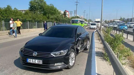 Otomobil ile çarpışan pikap takla attı