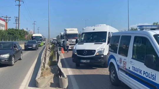 Otomobil ile çarpışan pikap takla attı
