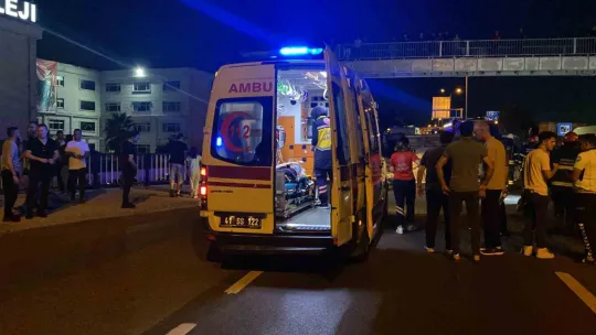 Otomobil ile çarpışan servis minibüsü devrildi: 7 yaralı