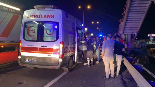 Otomobil ile çarpışan servis minibüsü devrildi: 7 yaralı