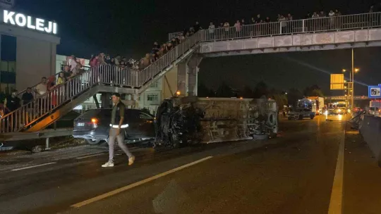 Otomobil ile çarpışan servis minibüsü devrildi: 7 yaralı