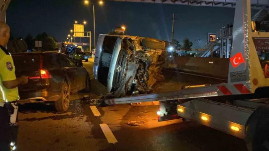 Otomobil ile çarpışan servis minibüsü devrildi: 7 yaralı
