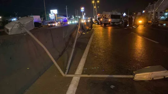 Otomobil ile çarpışan servis minibüsü devrildi: 7 yaralı