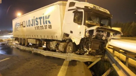 Otomobil ile çarpışan tır bariyerleri parçaladı!