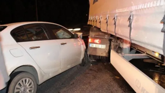 Otomobil ile çarpışan tır bariyerleri parçaladı!