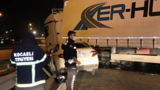 Otomobil ile çarpışan tır bariyerleri parçaladı!