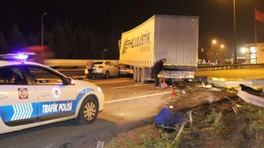 Otomobil ile çarpışan tır bariyerleri parçaladı!
