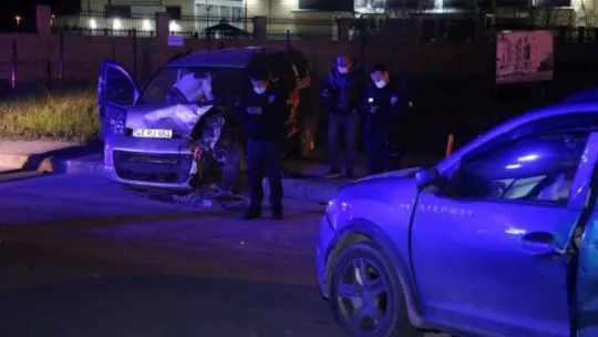 Otomobil ile hafif ticari araç çarpıştı: 4 yaralı!