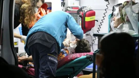 Otomobil ile hafif ticari araç çarpıştı: 4 yaralı!